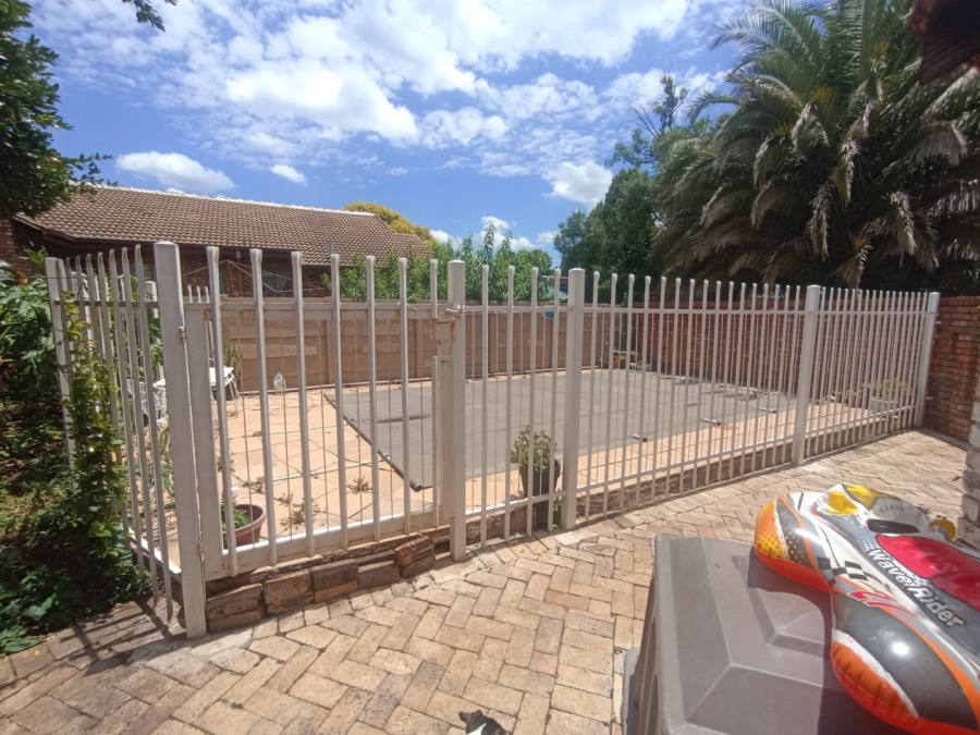 To Let 3 Bedroom Property for Rent in Kannoniers Park North West